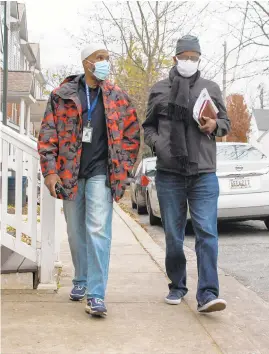  ?? ALEX MANN/CAPITAL GAZETTE PHOTOS ?? Officer Robert Horne, left, walks along Clay Street in Annapolis with Bishop Charles Carroll.