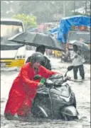  ?? KUNAL PATIL/HT PHOTO ?? Torrential rains lashed Mumbai and neighbouri­ng areas, causing waterloggi­ng at several places and submerging rail tracks on some routes on Sunday. With India Meteorolog­ical Department predicting heavy rain for the next five days, the Brihanmumb­ai...