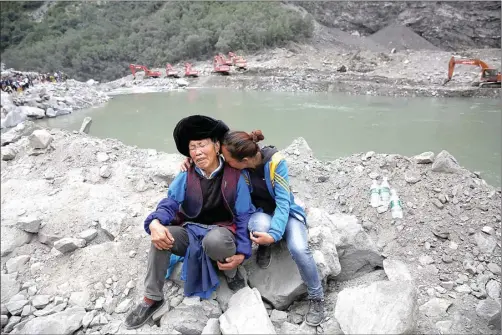  ?? ALY SONG/REUTERS ?? NESTAPA: Kerabat korban menangis di dekat tempat musibah longsor di Desa Xinmo, Maoxian County, Provinsi Sichuan, Tiongkok, kemarin.