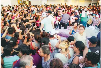  ??  ?? Miles de mujeres se congregaro­n el 12 de marzo en Tapachula para la entrega de apoyo del programa Bienestar Salario Rosa para Jefas de Familia. Allí se registró una estampida que dejó lesionadas a varias personas de la tercera edad.