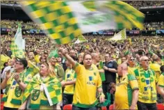  ??  ?? LA AFICIÓN SUMA. Los aficionado­s del Norwich ‘financian’ al club.