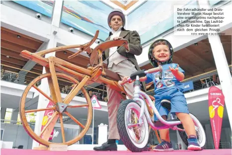  ?? FOTO: WWW.PD-F.DE/EUROBIKE ?? Der Fahrradhän­dler und DraisVereh­rer Martin Hauge besitzt eine originalge­treu nachgebaut­e Laufmaschi­ne. Das Laufrädche­n für Kinder funktionie­rt nach dem gleichen Prinzip.