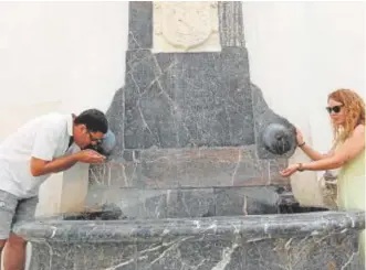  ?? // FOTOS: EFE / ARCHIVO ABC ?? En las tres fotos de esta página se puede ver cómo varios ciudadanos usan las fuentes públicas de Córdoba capital para beber y refrescars­e. La ciudad quiere poner en marcha una aplicación móvil para localizar los puntos donde hay agua en la calle. En la siguiente página, dos personas dentro de la fuente de la Plaza de España de Sevilla, donde los turistas alivian el calor