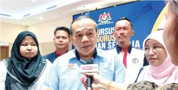  ?? ?? Mohd Asri speaking to reporters.