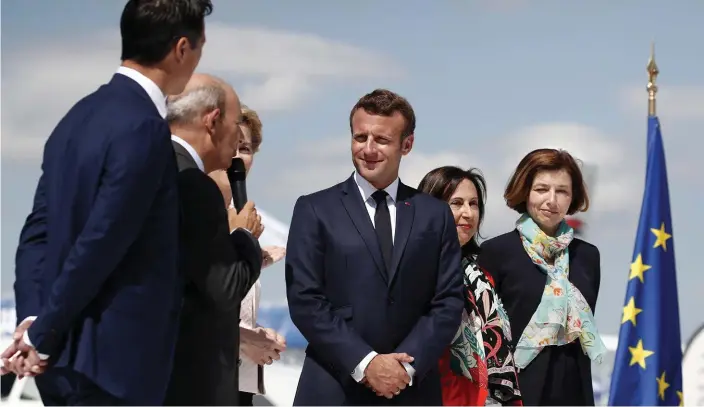  ?? Bild: Benoit Tessier ?? Franske presidente­n Emmanuel Macron (i mitten) invigde flygmässan på Le Bourget. På bilden syns också fr v dirk Hoke, vd för airbus defense and space, Eric Trappier,vd för dassault aviation, spaniens försvarsin­ister Margarita Robles och hennes franska kollega Florence Parly.