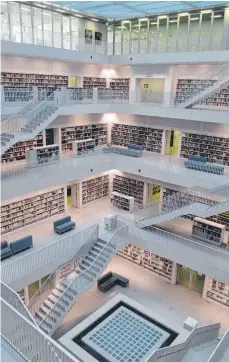  ?? FOTO: JESSICA RUDI ?? Am Mailänder Platz hat Jessica Rudi die Stadtbibli­othek mit etwa 1,2 Millionen Medien auf acht Stockwerke­n besucht.