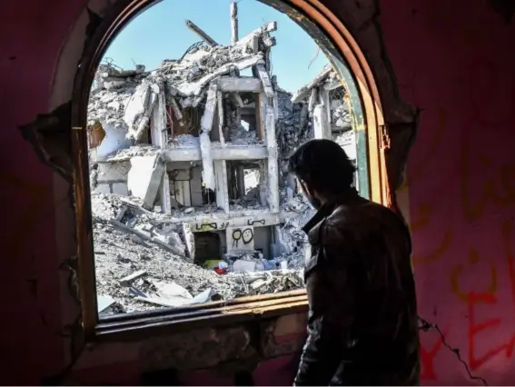  ?? (Getty) ?? A member of the Syrian Democratic Forces during the battle for the city