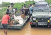  ?? HT PHOTO ?? Army personnel distribute food and water packets to villagers in Jalore district.