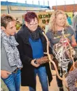  ??  ?? Am Stand von Naturflori­stik Aulbach aus Lauingen, von links Carmen Elsäßer aus Hermaringe­n, Inge Bonna aus Giengen und Sabine Wurelly Moser aus Bachha gel.