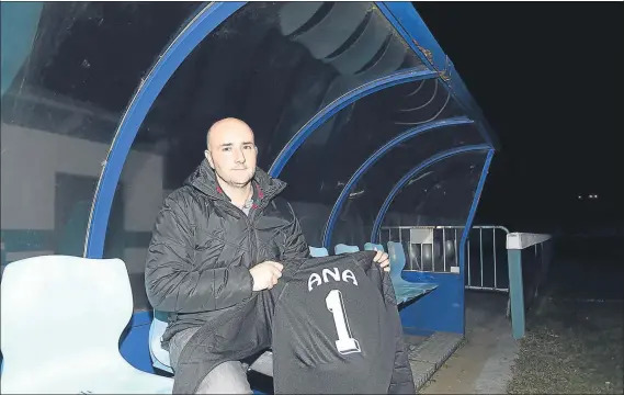  ?? FOTO: UNCITI ?? Ander Ruiz fue el encargado de recoger la camiseta con la que se homenajeó a la exportera del Oiartzun