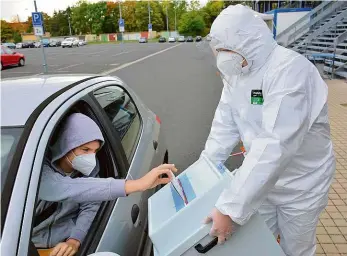  ?? Foto: Tomáš Lánský, MAFRA ?? Na drive-in stanoviště v Mostě přijelo včera odevzdat hlas 25 lidí.