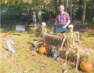  ?? DONOVAN CONAWAY/CAPITAL GAZETTE ?? John Richey and his father have been decorating their front lawn for Halloween for more than 20 years.