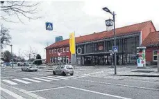  ?? FOTO: HERFURTH ?? Unschöne Szene am Schwenning­er Bahnhof: Eine junge Frau wird nach eigenen Angaben sexuell belästigt.