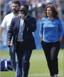  ?? PAUL SANCYA — THE ASSOCIATED PRESS ?? Michigan Gov. Gretchen Whitmer, right, walks across the field following Wednesday’s Detroit Lions practice in Allen Park.