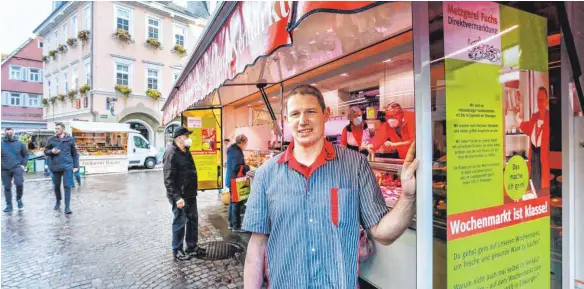  ?? FOTO: SIEDLER ?? Thomas Fuchs ist mit Leib und Seele Metzger. Der Stand auf dem Aalener Wochenmark­t liegt ihm am Herzen. Doch der Personalma­ngel bereitet ihm Sorgen.