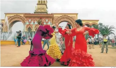  ?? EL DÍA ?? Un grupo de mujeres baila junto a la portada de la Feria en una edición anterior.