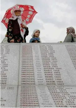  ?? Foto: dpa/Fehim Demir ?? Gedenken auf dem Friedhof in Srebrenica
