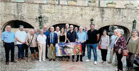  ?? ?? Cécile Quintus avec le général Gilles Glin et le soutien des comités