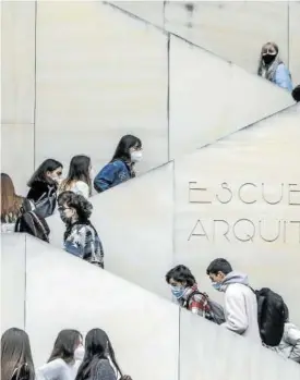  ?? Foto: E.P. ?? Estudiante­s acuden a clase en la Universida­d de Valencia.