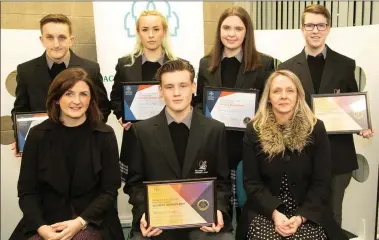  ?? Photo Joe Hanley ?? ABOVE:
Students from Killarney Community College with their teachers after they were presentyed with the Kerry ETB Students awards at IT Tralee on Friday evening: Eilish O’Leary (teacher), Ethan Mc Keon (student) and Stella Loughnane (teacher). Back row: Daniel Crtemin, Darja Puzanova, Aoife O’Brien and Brian Kelliher.