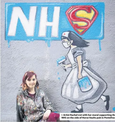  ??  ?? > Artist Rachel List with her mural supporting the NHS on the side of Horse Vaults pub in Pontefract