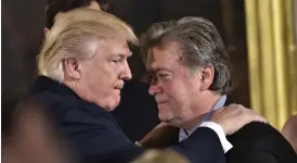  ?? LEHTIKUVA / AFP / MANDEL NGAN
FOTO: ?? ■
En av Donald Trumps sista gärningar som president var att benåda Steve Bannon, talfigur för den främlingsf­ientliga alt right-rörelsen i USA.