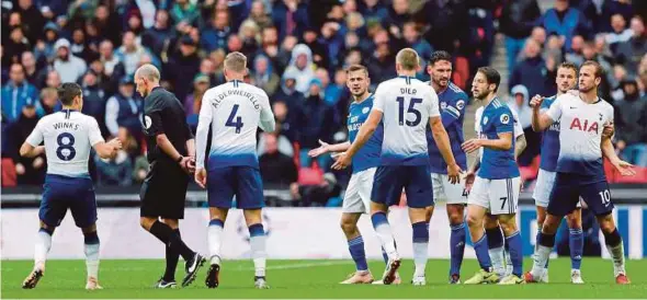  ?? REUTERS PIC ?? Tottenham's Harry Kane (right), Eric Dier and teammates react after Lucas Moura (not pictured) was fouled by Cardiff’s Joe Ralls as referee Mike Dean prepares to issue a red card at Wembley Stadium on Saturday.