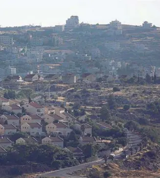  ??  ?? L’insediamen­to di Ofra
Ofra è un insediamen­to di coloni israeliani di circa 3.700 persone in Cisgiordan­ia (foto Amir Cohen/Reuters), uno dei territori palestines­i occupati durante la Guerra dei Sei giorni nel 1967; nel 2016, l’Alta Corte di giustizia israeliana ha stabilito che una parte delle case dei coloni in quest’area erano illegali perché i terreni appartenev­ano a privati cittadini, e lo Stato ha intrapreso iniziative per restituire i terreni con la demolizion­e di vari siti, come Amona, citato nell’articolo. Oz si occupò di Ofra nel libro In terra
d’Israele (Marietti, 1992)