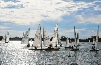  ?? Foto: Stefan Theer ?? Ein wunderbare­s Farbenspie­l bot der Mooswaldse­e bei der Sauerkraut­regatta. Im Gegensatz zu größeren Gewässern können die Zuschauer hier praktisch hautnah dabei sein – ein großes Plus der Günzburger Anlage.