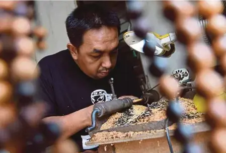  ?? Mohd Tarmizi ?? Tasbih kayu ini diperbuat daripada pelbagai kayu dengan khasiat semula jadi yang digunakan secara tradisiona­l termasuk kayu kemuning emas, teras gemunggal dan damar minyak”