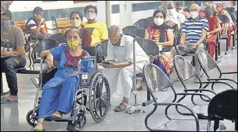  ?? VIJAY BATE/HT ?? Senior citizens wait in a queue to get vaccinated at Shatabdi hospital in Kandivli, on Friday.