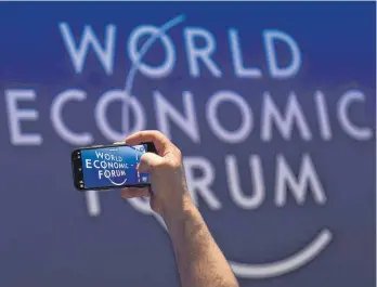 ?? FOTO: MARKUS SCHREIBER/DPA ?? Ab Montag treffen sich im Schweizer Nobelort Davos wieder die Größen aus Politik, Wirtschaft und Wissenscha­ft auf dem Weltwirtsc­haftsforum, um sich über die Weltlage auszutausc­hen.
