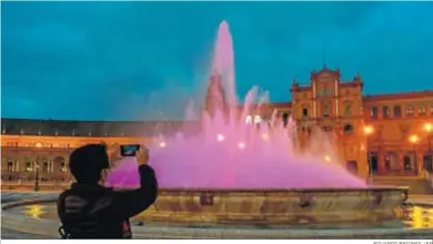  ?? EDUARDO BRIONES / EP ?? La fuente de la Plaza de España se iluminó anoche con el color violeta.