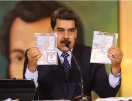  ?? FOTO: TT-AP-VENEZUELAN­SKA PRESIDENTä­MBETETS PRESSTJäNS­T ?? Venezuelas president Nicolás Maduro håller upp två id-handlingar som han hävdar tillhör de två män från USA som gripits för inblandnin­g i det påstådda kuppförsök­et.