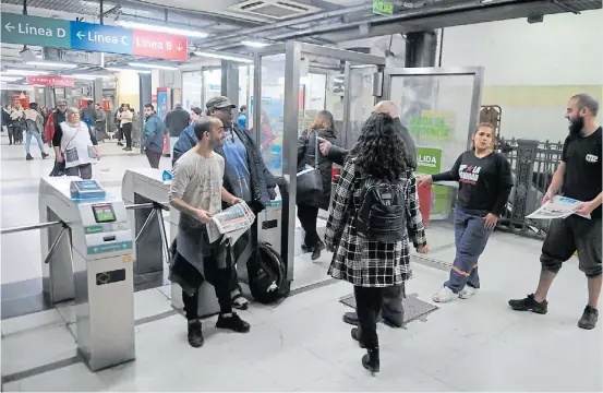  ?? DIEGO DÍAZ ?? Protesta. Los metrodeleg­ados liberaron ayer los molinetes en toda la red entre las 10 y las 12, y los pasajeros viajaron sin pagar.