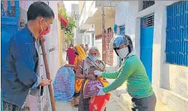  ?? HT PHOTO ?? Volunteers of Vishal Bharat Sansthan helping the needy with medicine kits.