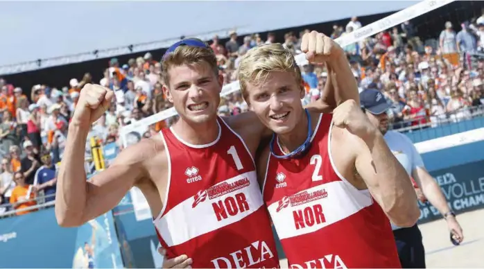  ?? FOTO: NORGES VOLLEYBALL­FORBUND, NTB SCANPIX ?? GULL: Anders Mol (til v.) og Christian Sørum tok Norges første EM-gull i sandvolley­ball på over 20 år under EM i Haag.