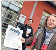  ?? (Photo Eric Ottino) ?? Les militants du PCF  – ici Cécile Dumas, secrétaire départemen­tale – ont soutenu les cheminots hier devant la gare d’Antibes-Juan-les-Pins.