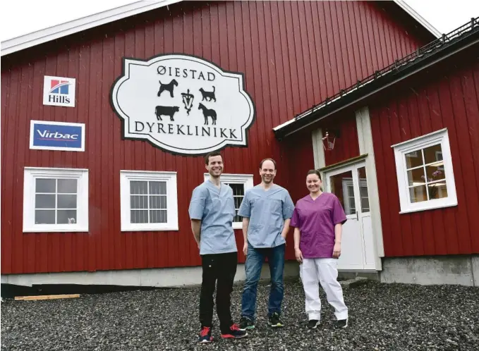  ??  ?? NY: Dyrlegene Henrik Erlandsen og Halvor Øiestad jobber på den nye dyreklinik­ken, Øiestad. Det gjør også dyrepleier Jeanette Omdal.