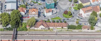  ?? RCHIVFOTO: CHRISTIAN FLEMMING ?? Die Aktionsgem­einschaft Inselbahnh­of Lindau fordert ein attraktive­s Bahnhofsge­bäude in Reutin, damit die Menschen überzeugt werden, mit dem Zug auf die Insel zu fahren.