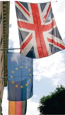  ?? FOTO: STEPHEN WOLF /DPA ?? Die Flaggen von Deutschlan­d, der Europäisch­en Union und Großbritan­nien wehen nebeneinan­der. Der Brexit wirkt sich deutlich aus.
