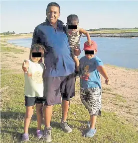  ??  ?? En familia. Luis Loayza (35), con sus tres hijos, en un día de pesca.