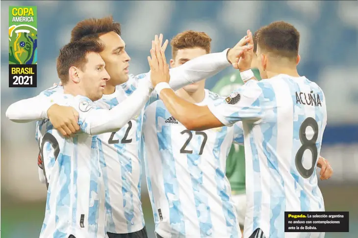 ??  ?? Pegada. La selección argentina no anduvo con contemplac­iones ante la de Bolivia.