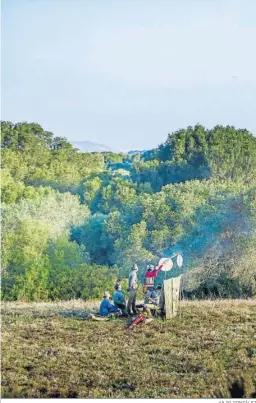  ?? JULIO GONZÁLEZ ?? Cazadores apostados en un puesto dispuestos a disparar a las perdices.