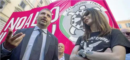  ??  ?? In piazza Simone Di Stefano, 40 anni, leader di CasaPound, con la sostenitri­ce Nina Moric, 41 anni, alla protesta del 24 giugno contro lo ius soli