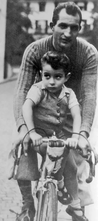  ??  ?? Gino Bartali in bicicletta con il figlio Andrea (padre di Gioia)