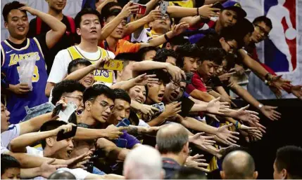  ?? 12.out.19 - AFP ?? Fãs aguardam passagem de jogadores do Lakers em Shenzhen, durante partida da pré-temporada da NBA