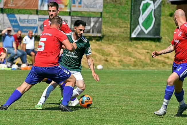  ?? Foto: Jan-hendrik Schrick ?? Bellersens Lirim Bekteshi behauptet sich hier gegen Andreas Parensen (5) und Steffen Mönikes (hinten). Am Ende setzte sich der VFL Eversen durch.