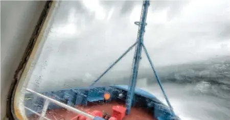  ?? ?? L'astrolabe dans une depréssion en allant vers la Terre Adélie. 2014. Photo Bruno Marie 97PX