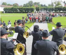  ??  ?? Ein prächtiges Bild: Das Ständchen der Schloss Zeiler Jagdhornbl­äser vor großem Publikum, darunter die Jubiläumsg­ruppe aus Leutkirch und Fürst Erich.